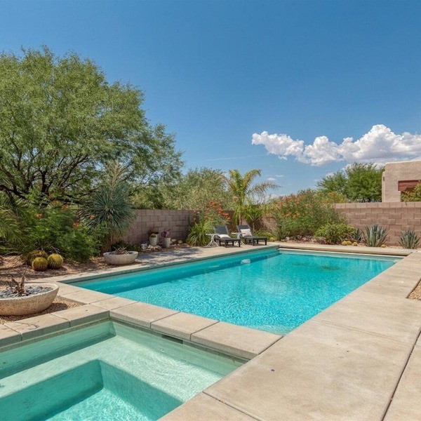 Painted Feather- Modern Beauty with Pool and Spa