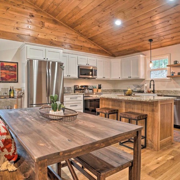 ‘Painted Skies’ Upscale Getaway By Lake Burton!