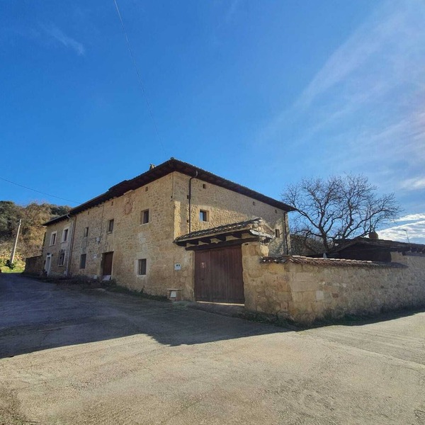 PALACIO CASA RURAL LOS LAMBREQUINES in Villacomparada de Rueda.