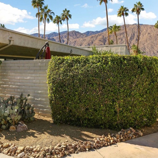 Palm Springs Hideaway: Private ground level condo with pool, hot tub, sauna & fitness center!