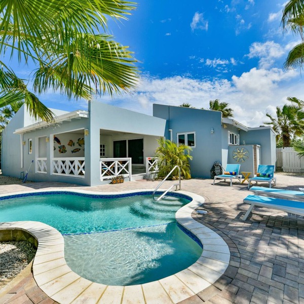 Palm trees, Private pool, Minutes from fabulous beaches.