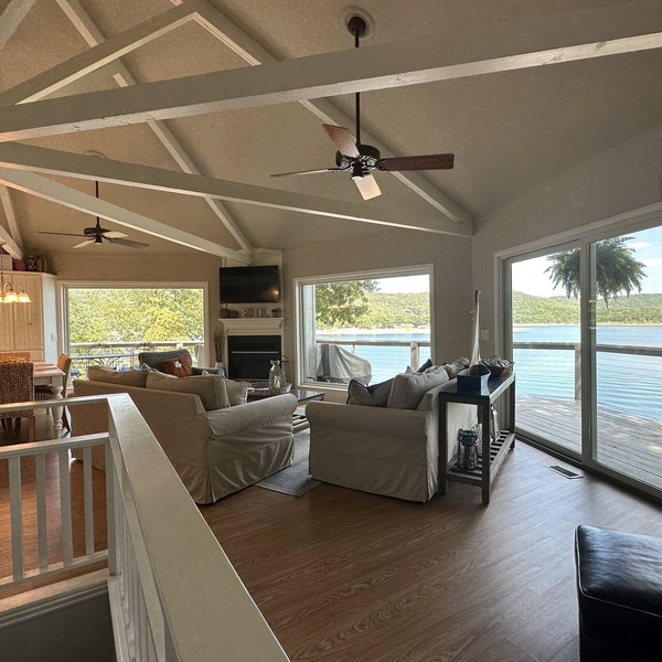 Panoramic Lakeviews! Direct Lakefront Access! Gentle sloping beach! 4 Kayaks!