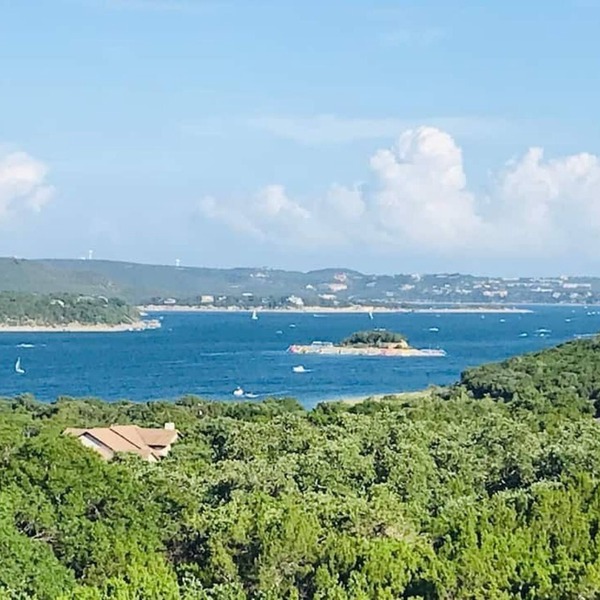 Panoramic Lake Travis Escape – 3BR 3BA Unit w Lake View Balcony & Resort Pools