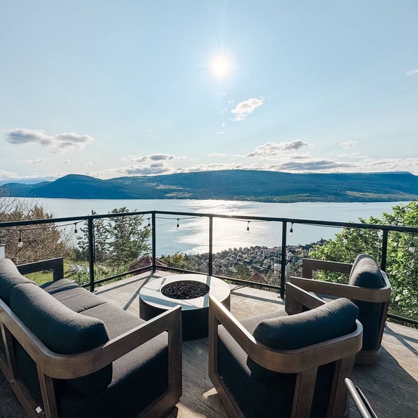 Panoramic Lakeview cabin w/fire table and private hot tub at LaCasa Resort
