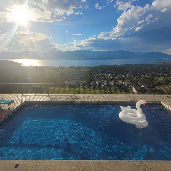 Panoramic Lakeview luxury Villa w/Heated Pool; private; near wineries/golf