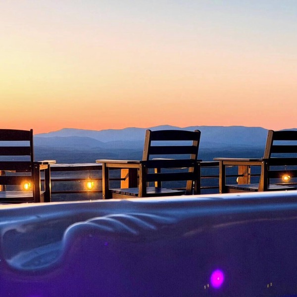 Panoramic Mountain & Sunset View · 3 King Suites · Sauna · XL Hot Tub · Fire Pit