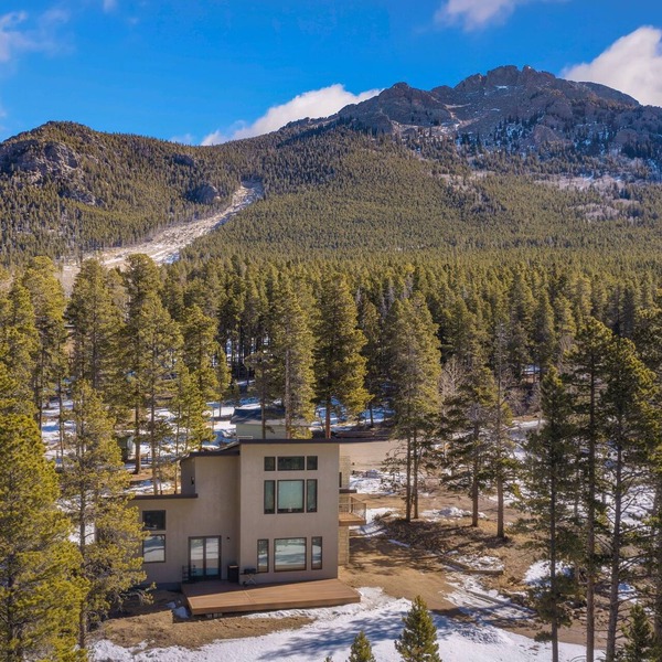 Panoramic Mountain Views, Hot Tub & Peaceful Retreat near Estes Park