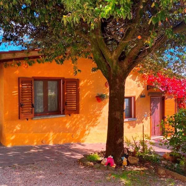Panoramic small house with private pool, situated in the hills above Cortona. Set in a quiet and sec