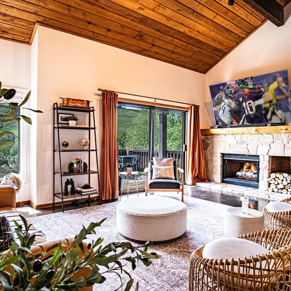 Panoramic Views! Designer`s Condo on Golf Course w/Resort Amenities