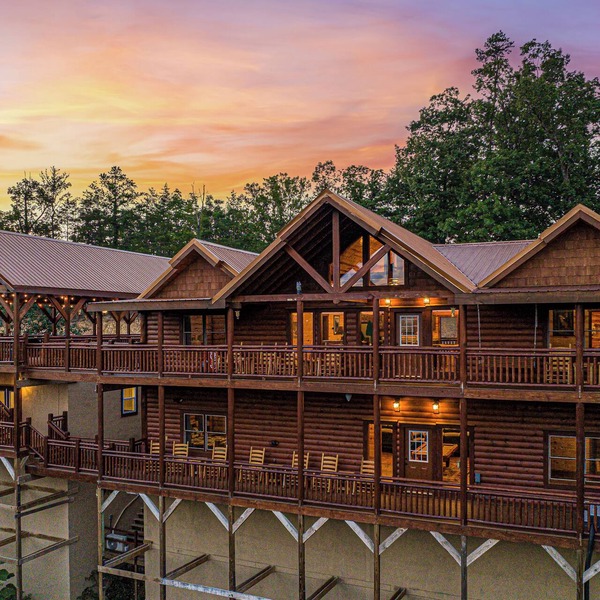 Papa Bears Mountain Lodge - PRIVATE POOL, PAVILION, HOT TUB & GAME ROOM!