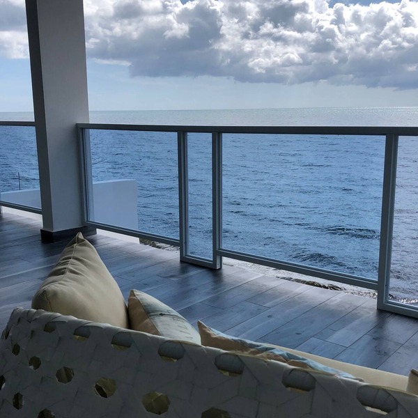 Paradise Beachfront Villa, 3 bedroom/2bath, walk to beach, WiFi, full A/C, kayak