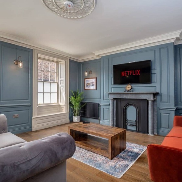 Paradise Square Remodelled 18th Century Apt 1