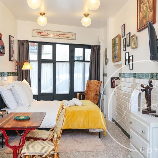 Paris Retro Bistro Escape Authentic & Cozy