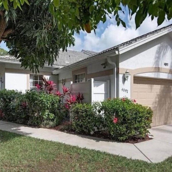 Park Shore Naples 3 bed 2.5 bath Villa near beach!