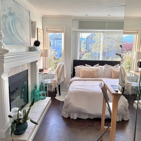Park Side Getaway! Beautiful studio next to park.