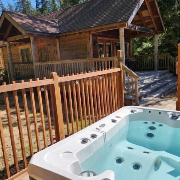 Partial View Cabin w/Hot Tub - 2 min walk to west-facing beach!