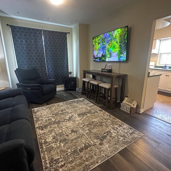 Peaceful 2BR Cottage-Big Backyard Deck, Wi-Fi, Big TV!Nearby parks & PIT Int’l.