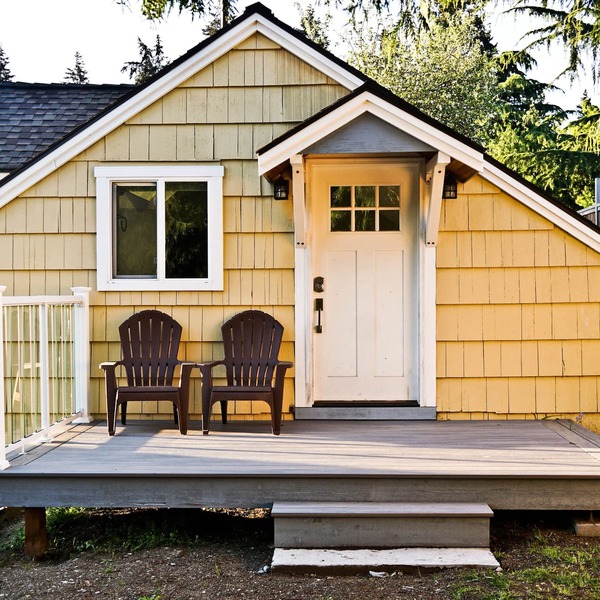 Peaceful and private studio, easy walk to downtown Edmonds