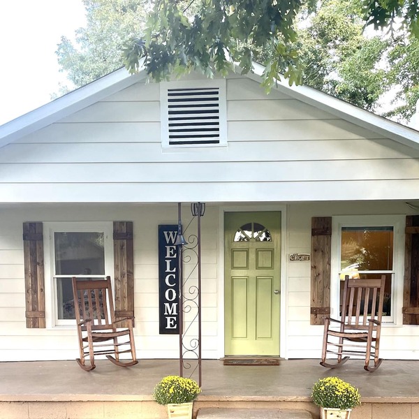 Peaceful cottage on 12 acres, easy access to Lake Lure and all local activities.