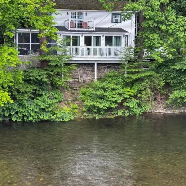 Peaceful Creekside Home - Private Water Access