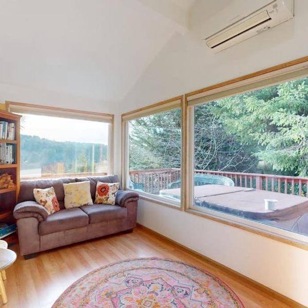 Peaceful dog-friendly cabin on the coast with great deck views