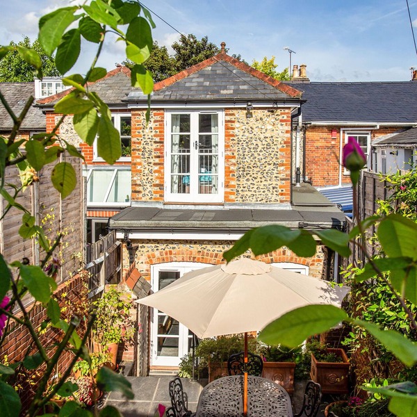 Peaceful Elevated Residential Area - Walk to City