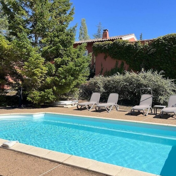 Peaceful haven for 4 surrounded by vineyards and lavender fields