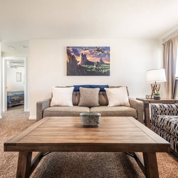 ⁂ Peaceful Hideaway - 2 BR, 1 Bath, Sleeps 4 ⁂