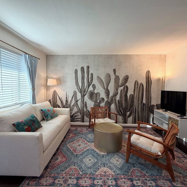 Peaceful Hyde Park Condo Near UT/Moody with Free Parking, Fast WiFi, King Bed