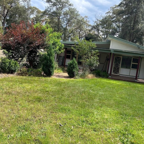 Peaceful mountains cottage stay. 5min drive to Springwood town and train line.