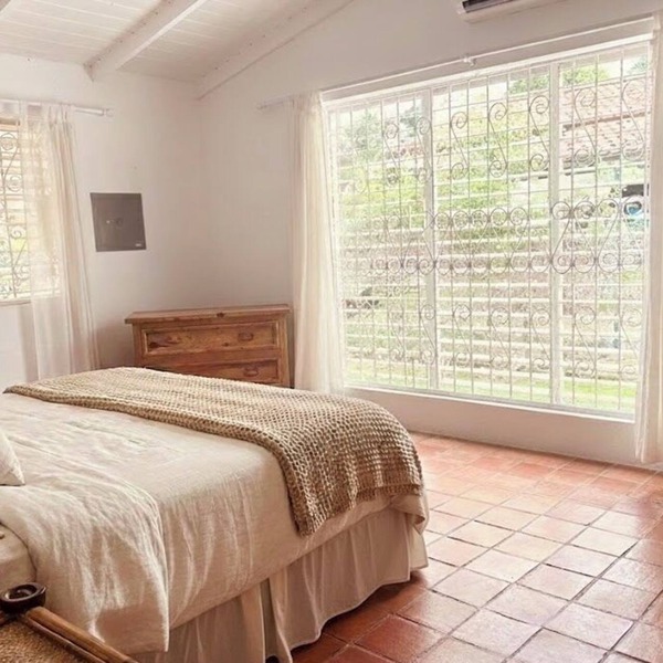 Peaceful Payne’s Bay Home, minutes from the beach