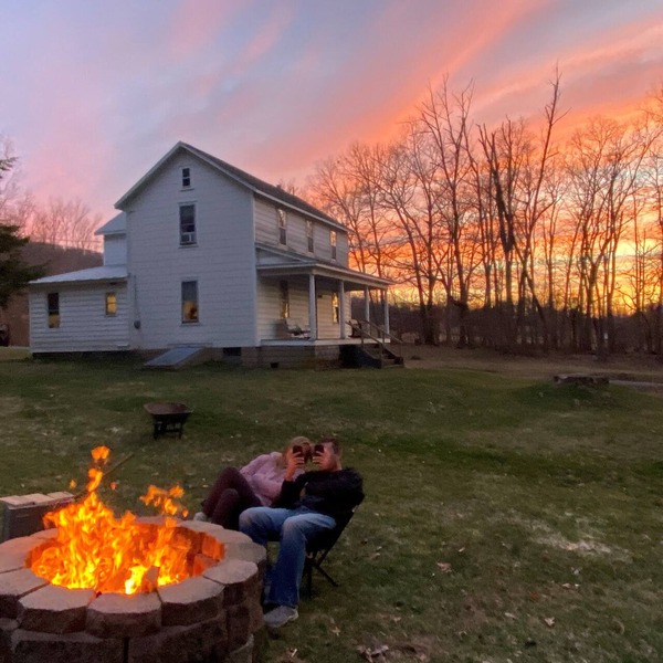 Peaceful Private Country Farmhouse W/Starlink, 7 Min to Knoebels Pet Friendly!