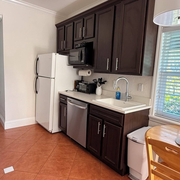 Peaceful, Private Studio Retreat in a Quiet, Convenient Location with AC & WiFi