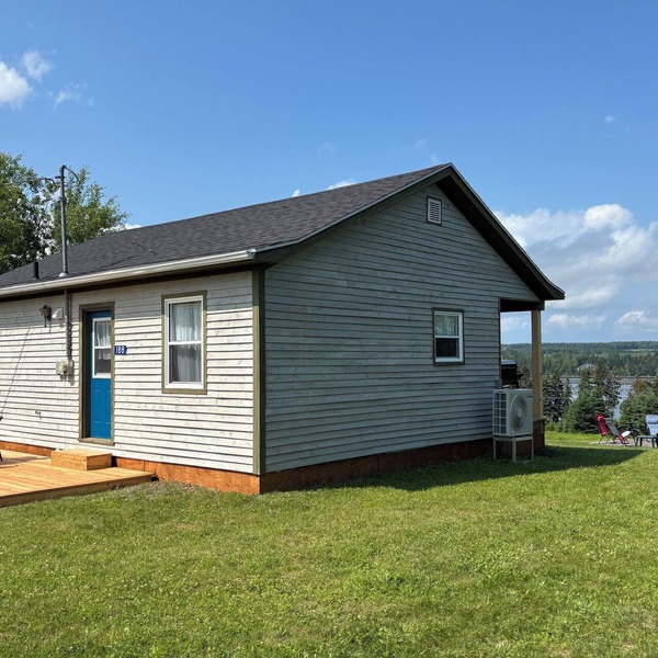 Peaceful river view cottage close to world class sandy beaches