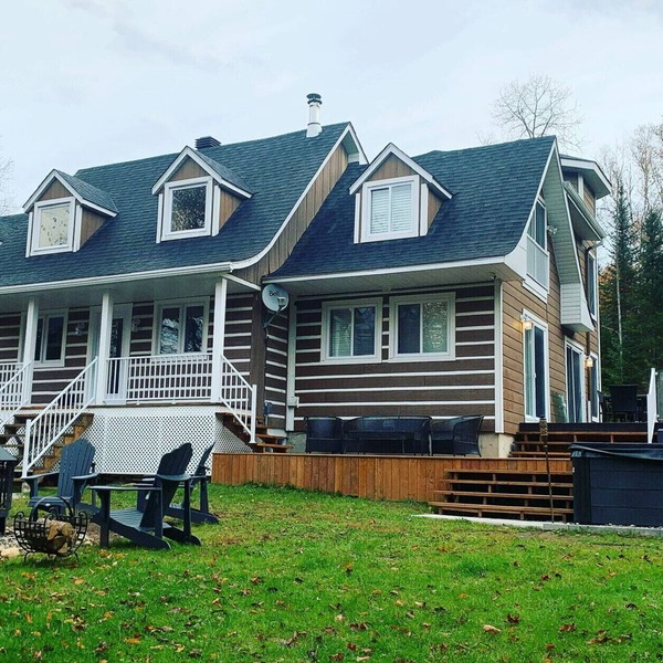 Peaceful riverfront cottage