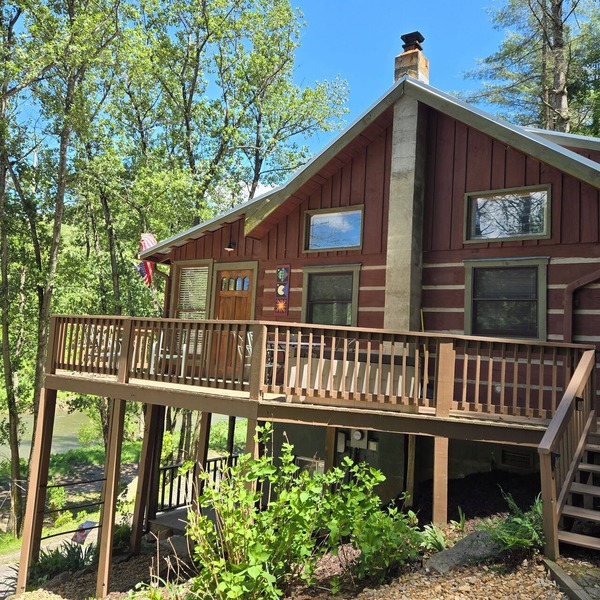 Peaceful Riverfront Log Cabin w/Hot tub near West Jefferson