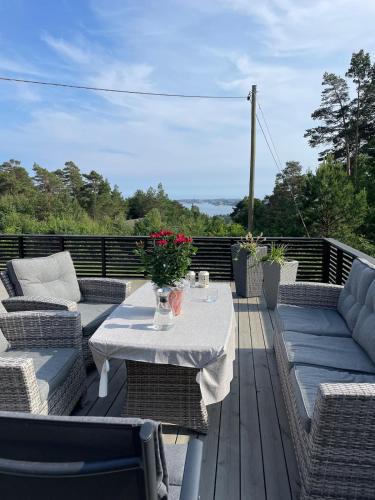 Peaceful seaside cabin with guest house - large private outdoor areas and boat available on request