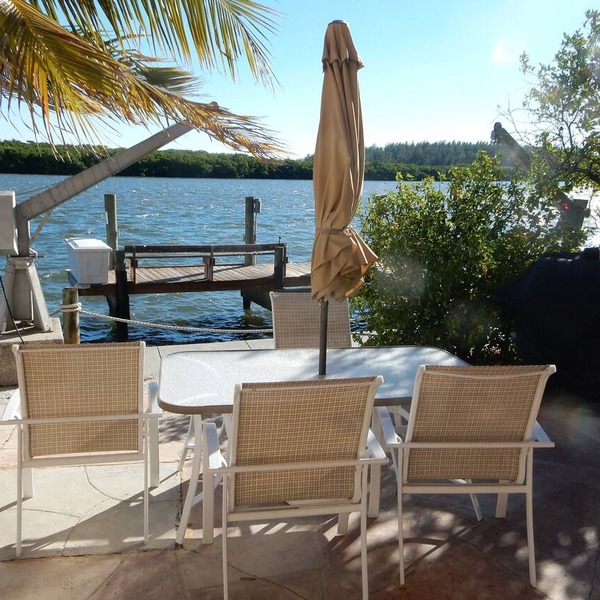Peaceful Setting, on the water of Little Sarasota Bay