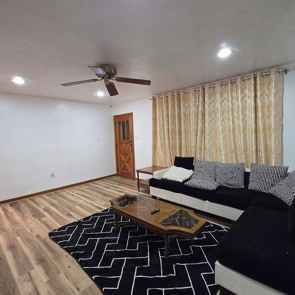 Peaceful, spacious and newly renovated house with AC in charming Hill top