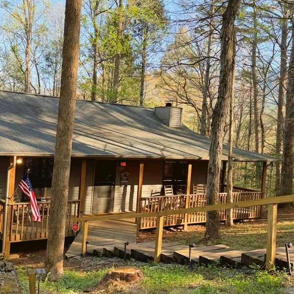 Peaceful Two King Bed-Two Full Bath Cabin - Hot Tub - Wood Burning Fireplace