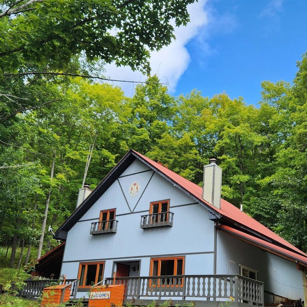 Peaceful Updated Ski Chalet across the street from Ski Brule Mountain -LEFT Side