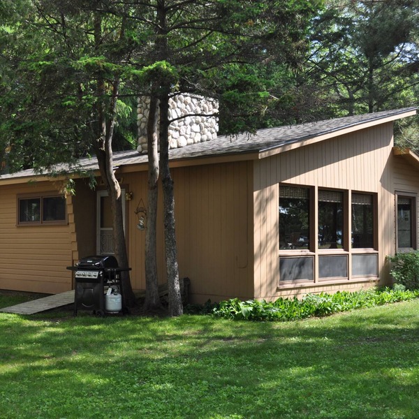 Peaceful villa on the sugar sand shores of Big Glen Lake!