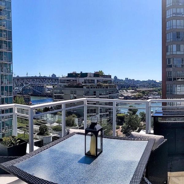 Penthouse with 3 decks w/water views on Beach/Seawall