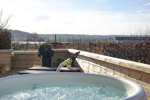 Peppers Lodge, Hot Tub, Woodburner