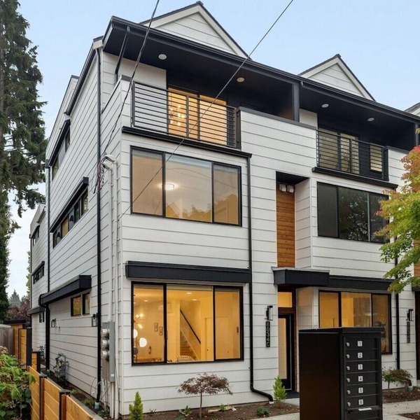 Perch - Ballard Bliss: Great Ballard location! Spacious 3BR w/Parking