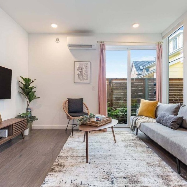 Perch - Centro Guesthouse E: Cozy Townhome w/Parking, Deck & Pet Friendly