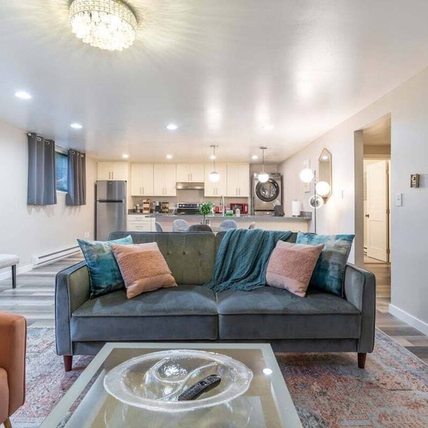 Perch - Queen Ann Flat: Spacious and Cozy 2BR home w/Parking