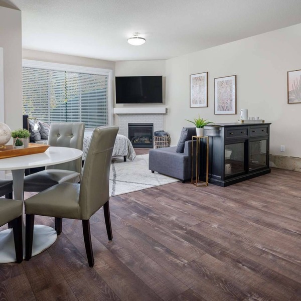 Perfect Couples Escape! Next to MAX Station ~ 7Miles 2 Downtown ~ Pet Friendly ~ Bright & Open