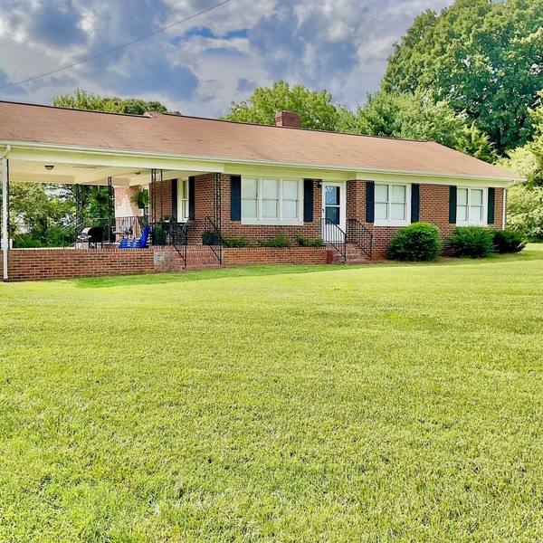 Perfect for families or business, minutes to Newton and Hickory