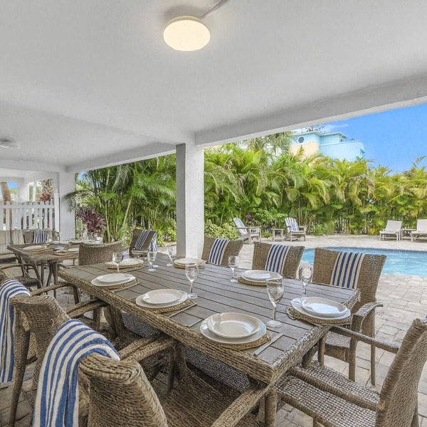 Perfect for large groups, Steps to the Beach. Private Pool & Putting Green.